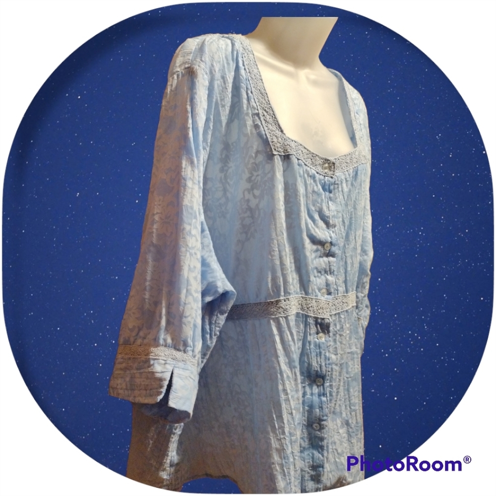 Liz & Me Light Blue and White Flower Garden Tunic. Size